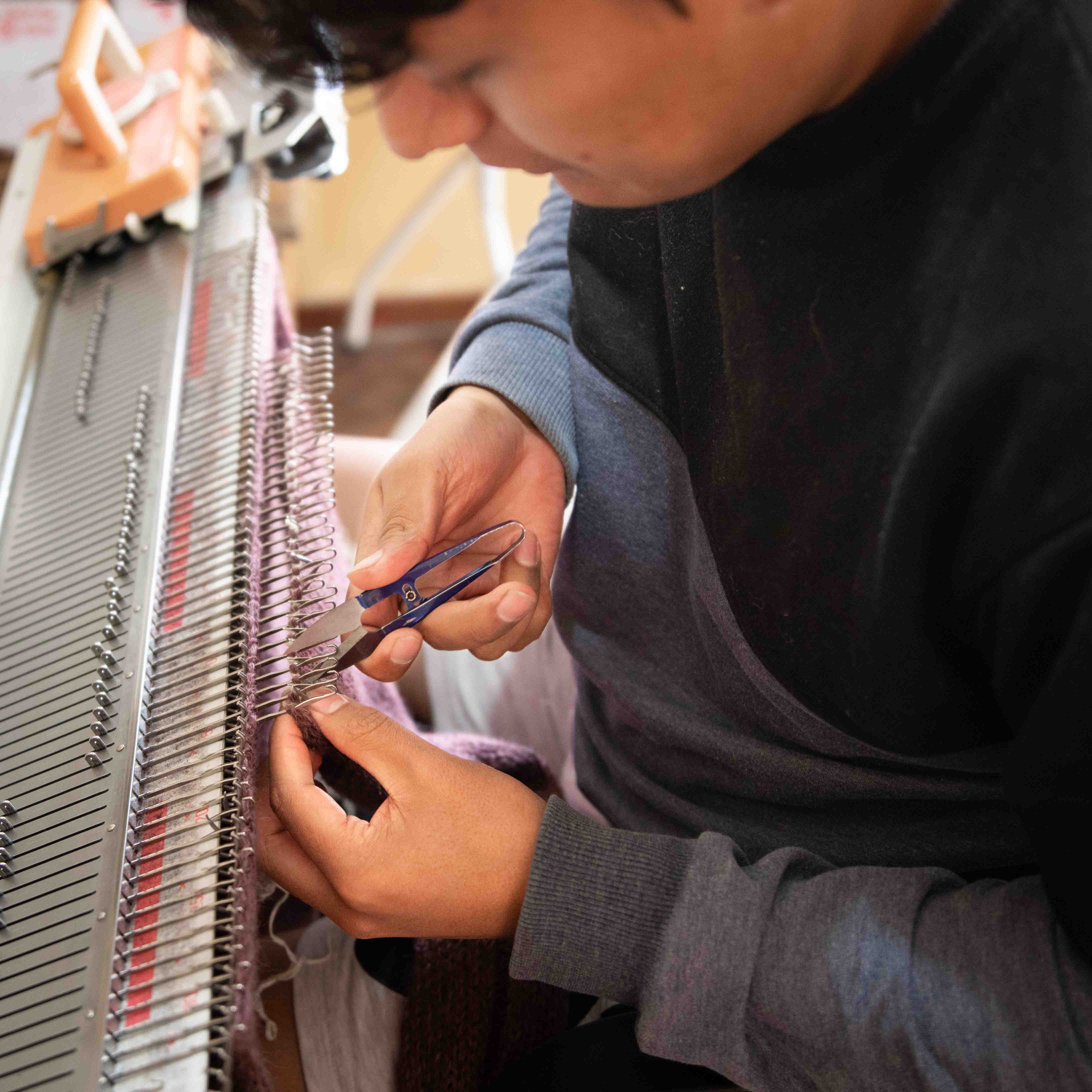 Fertigung Alpaka Kleidung Peruaner an Maschine