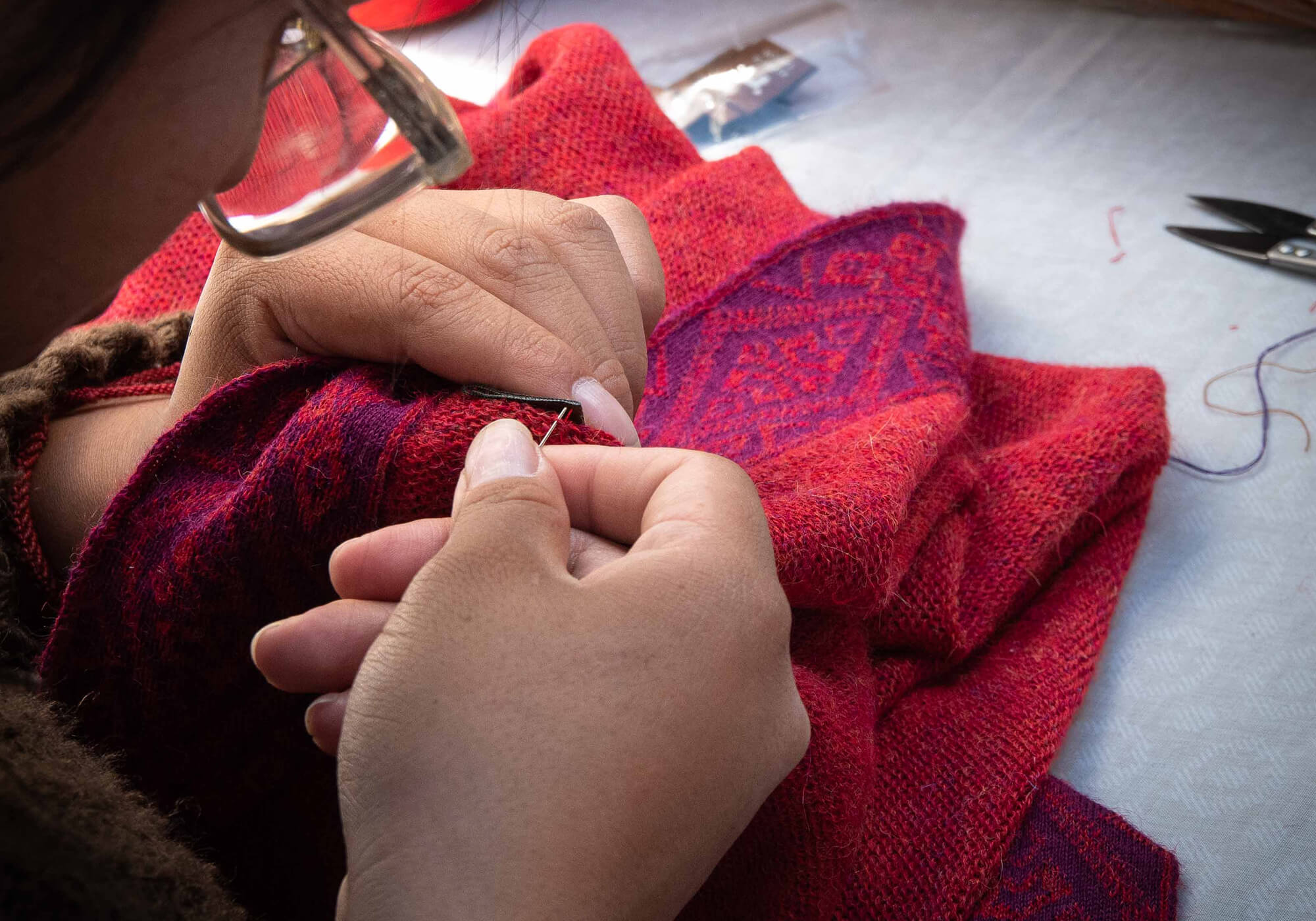 Peruanische Schneiderin näht von Hand am Flor Alpaka Poncho Schal für Damen in rot