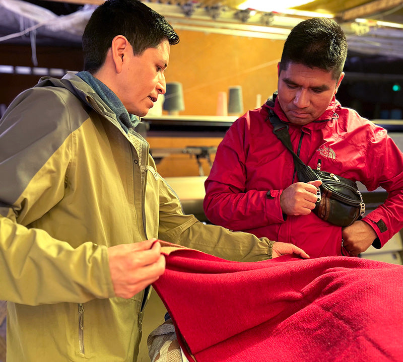 Gustavo und Schneider Oscar mit Alpaka Poncho Decke Iwa für Damen von Alpakin in rot in der Schneiderei