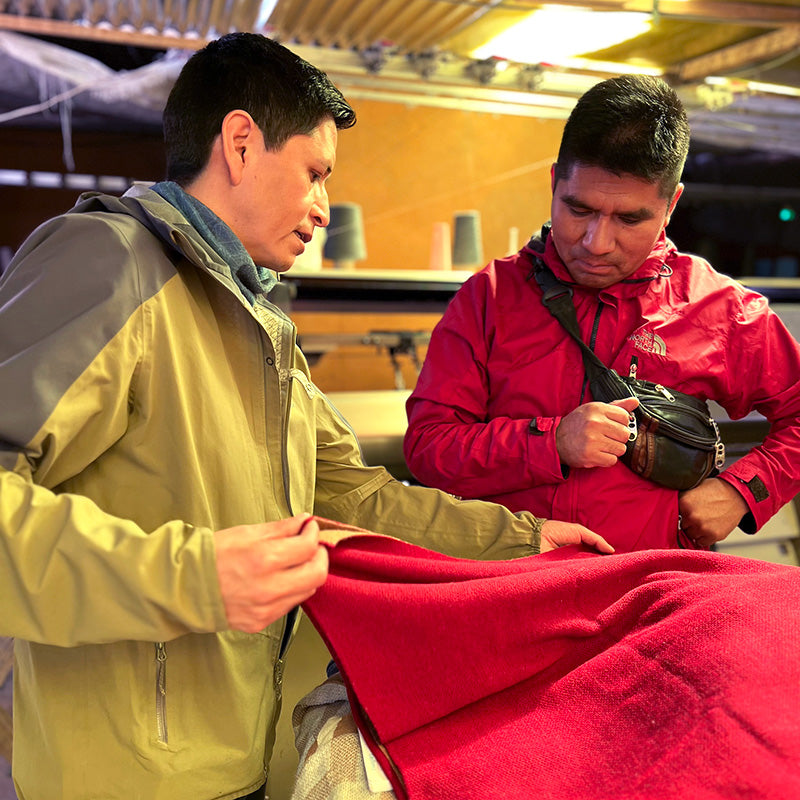 Gustavo und Schneider Oscar mit Alpaka Poncho Decke Iwa für Damen von Alpakin in rot in der Schneiderei