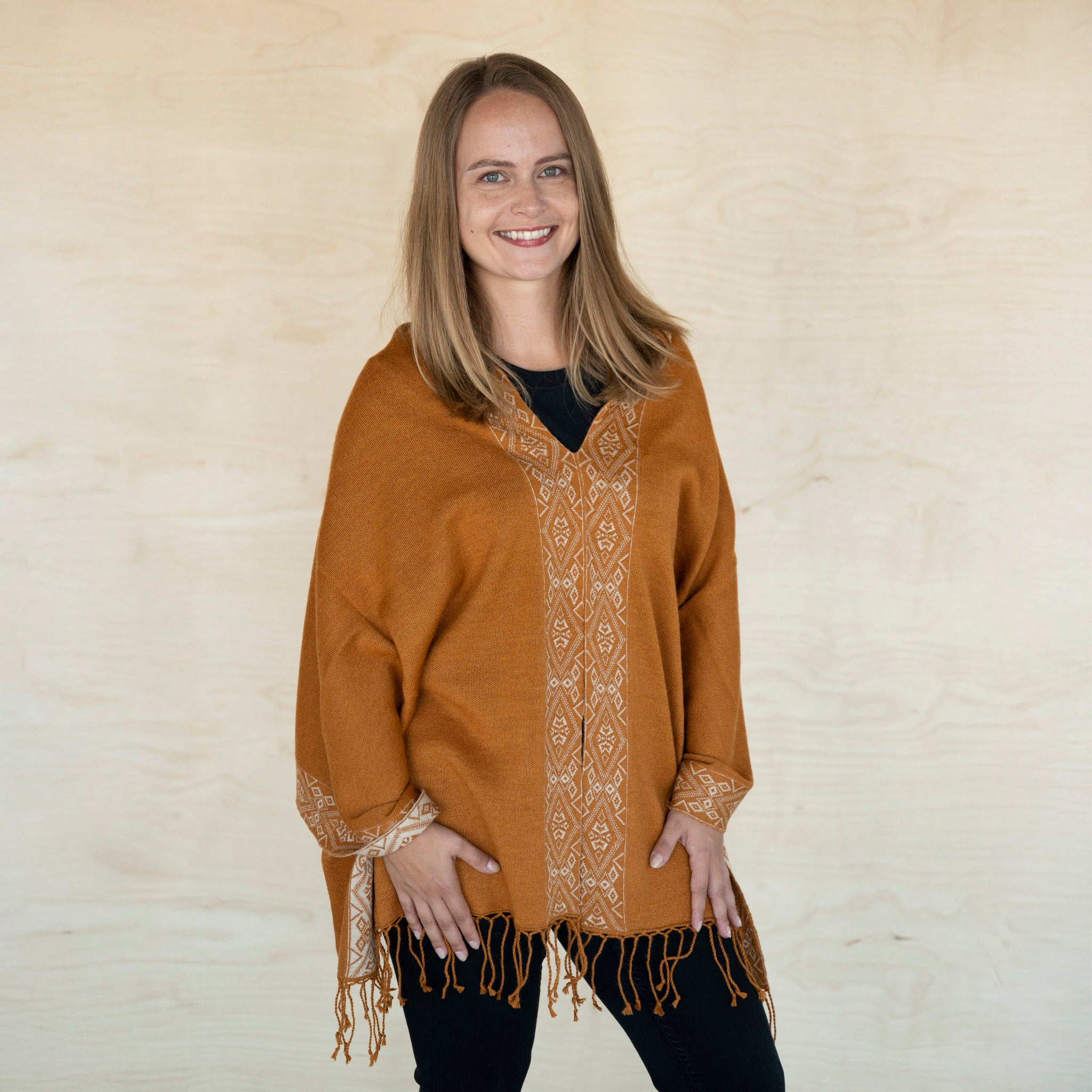 Model frontal mit dem Flor Alpaka Poncho Schal in Kamel