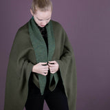 IWA Alpaka Poncho Decke für Damen von Alpakin in dunkelgrün mit Model