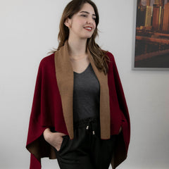 Die bequeme Alpaka Poncho Decke Iwa in rot wird von weiblichem Model getragen