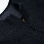 Kragen des Alpaka Troyers in schwarz, innen gefüttert mit sanfter Pima Baumwolle