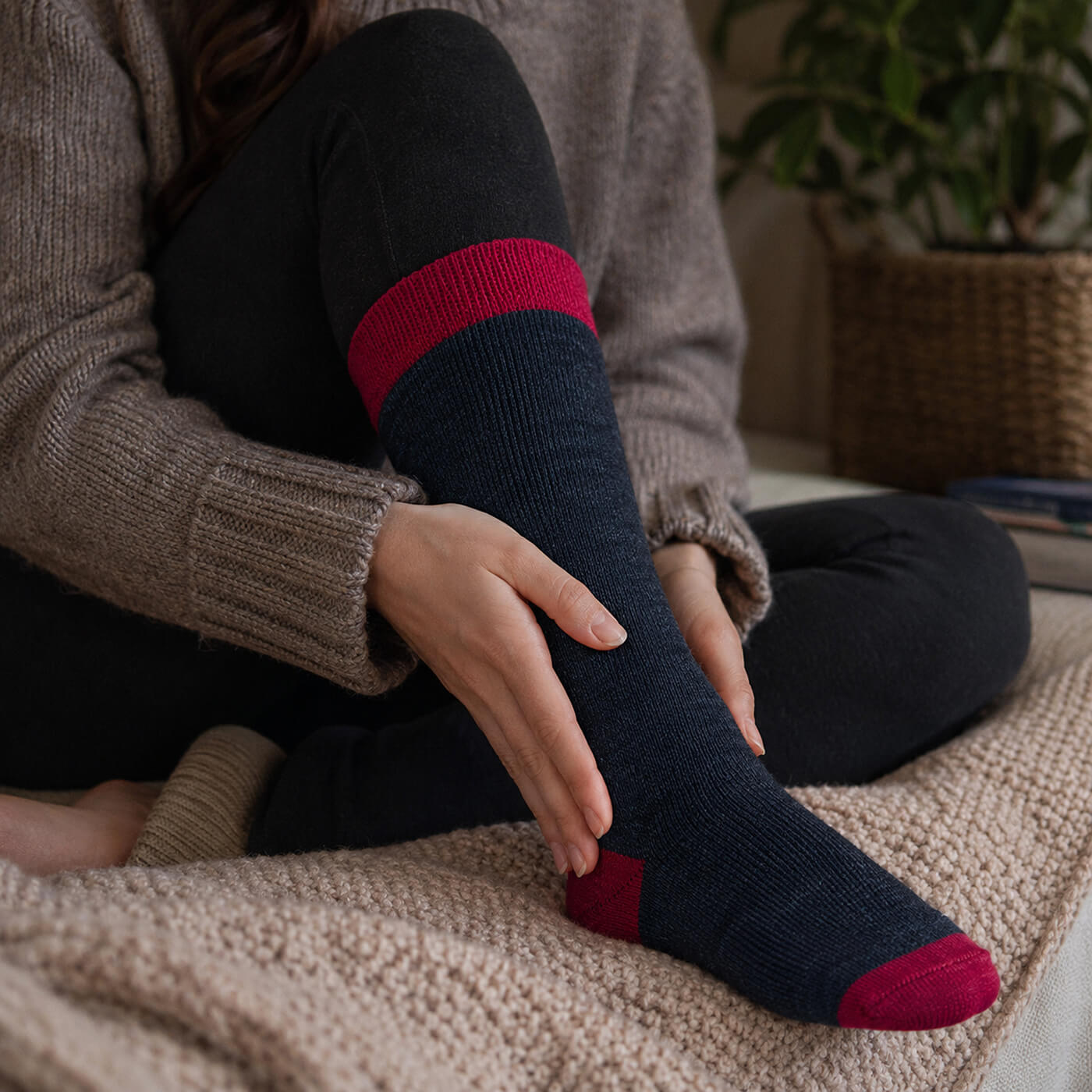 Frau streicht sanft über ihre weichen Alpaka Thermosocken