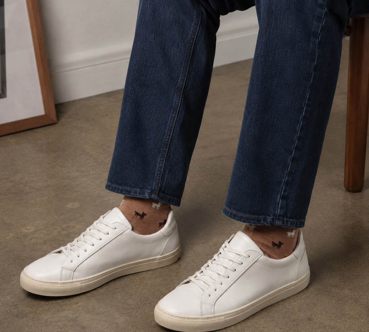 Mann mit Jeans und Sneakern trägt die Socken mit Alpaka Motiv in braun von Alpakin