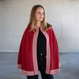 Roter Luz Alpaka Poncho aus 100% Babyalpaka, getragen von blonder Frau, die lächelt