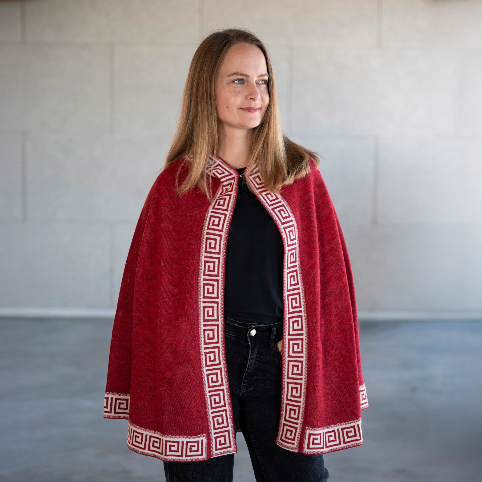 Roter Luz Alpaka Poncho aus 100% Babyalpaka, getragen von blonder Frau, die lächelt