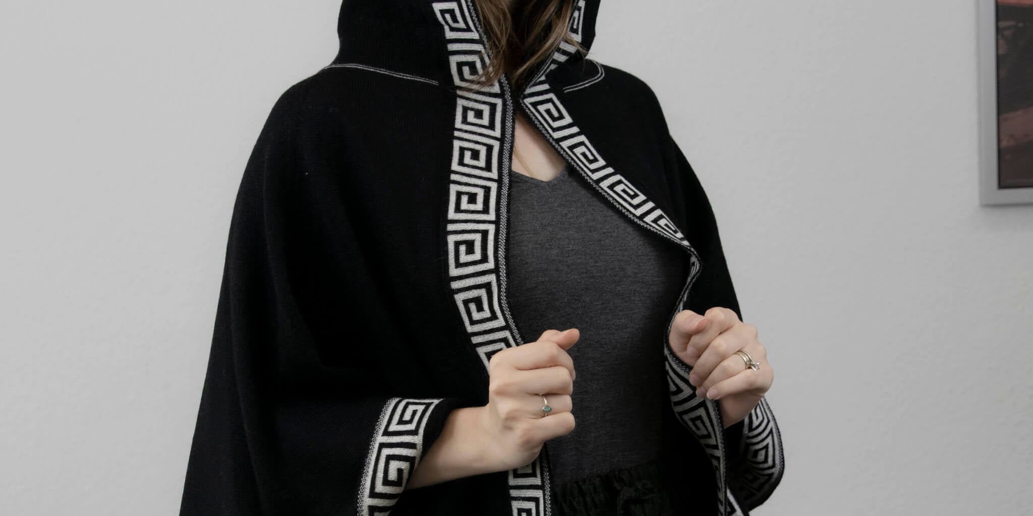 LUZ Alpaka Poncho mit Kapuze für Damen von Alpakin in schwarz mit Model