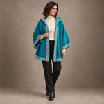 Eleganter Fall des Luz Alpaka Ponchos für Damen in dunkeltürkis - ein Layering Piece für Herbst und Winter