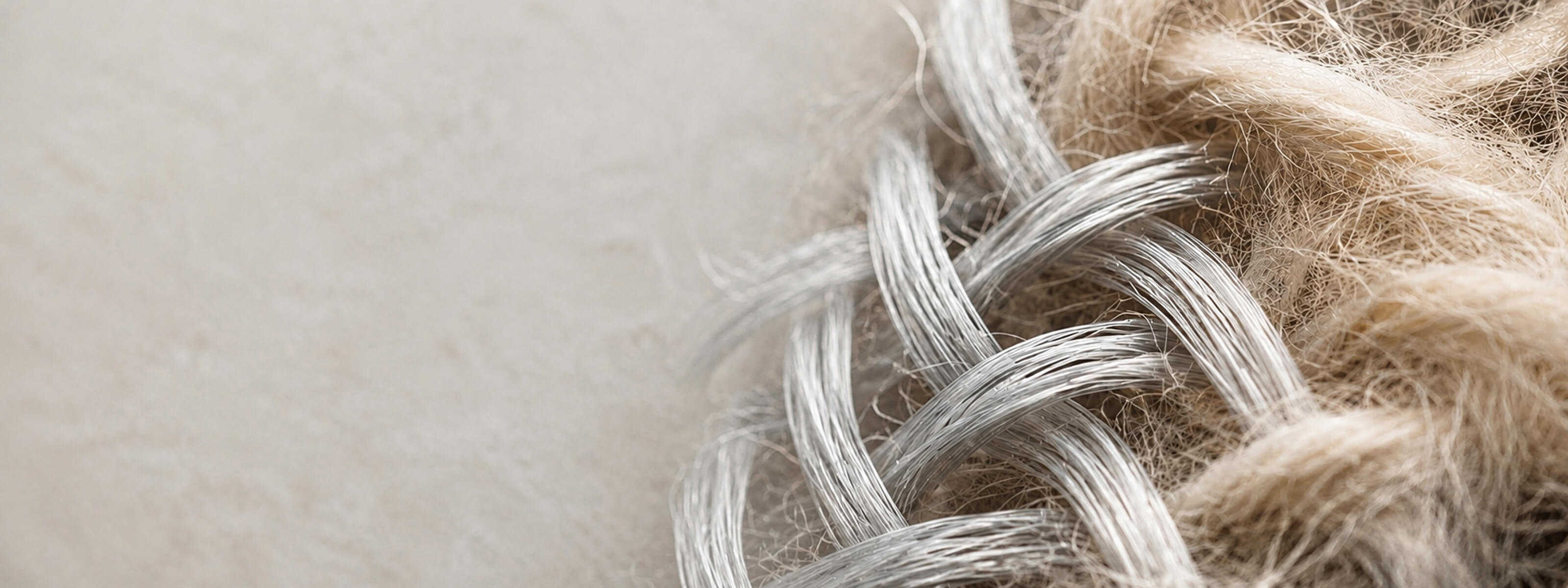 Optimaler Materialmix aus Alpakawolle und synthetische Fasern für Wärme, Formstabilität und Langlebigkeit