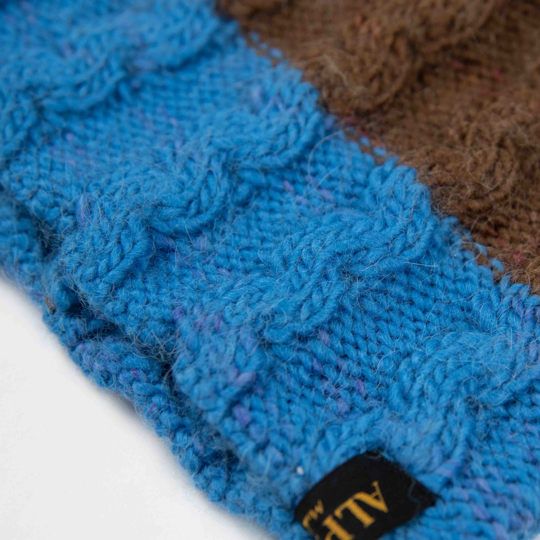 STRIPE Merino Beanie für Damen und Herren von Alpakin in dunkeltürkis Zopfmuster nah