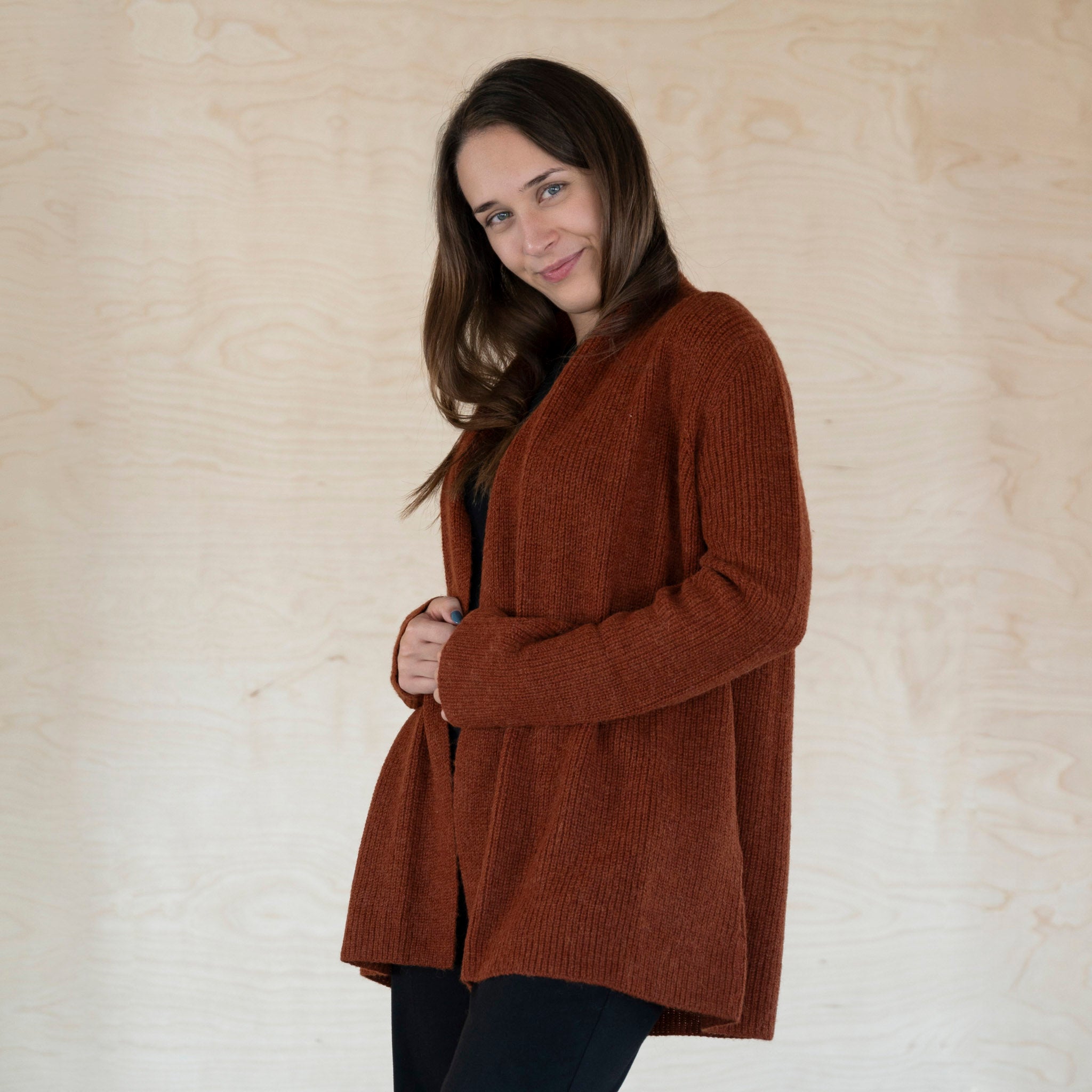 Frau mit warmer Alpaka Strickjacke in herbstlichem dunkelorange von Alpakin