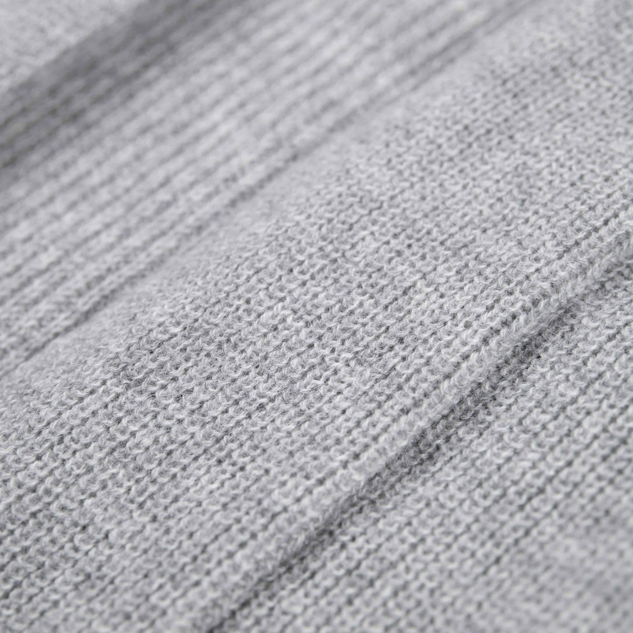 Graues Naturfarbe-Textil des Mira Alpaka Cardigans - aus 100 Prozent weicher Alpakawolle