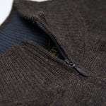 Dunkelbrauner Alpaka Troyer mit Farbakzent im Kragen aus weichster Pima Baumwolle