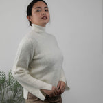 NUNA Alpaka Pullover für Damen von Alpakin in weiß mit Model