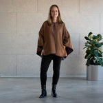 Model von vorne trägt den Oro Alpaka Poncho Mantel in gold und dunkellila von Alpakin