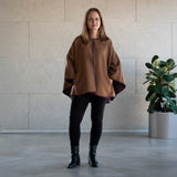 Model von vorne trägt den Oro Alpaka Poncho Mantel in gold und dunkellila von Alpakin