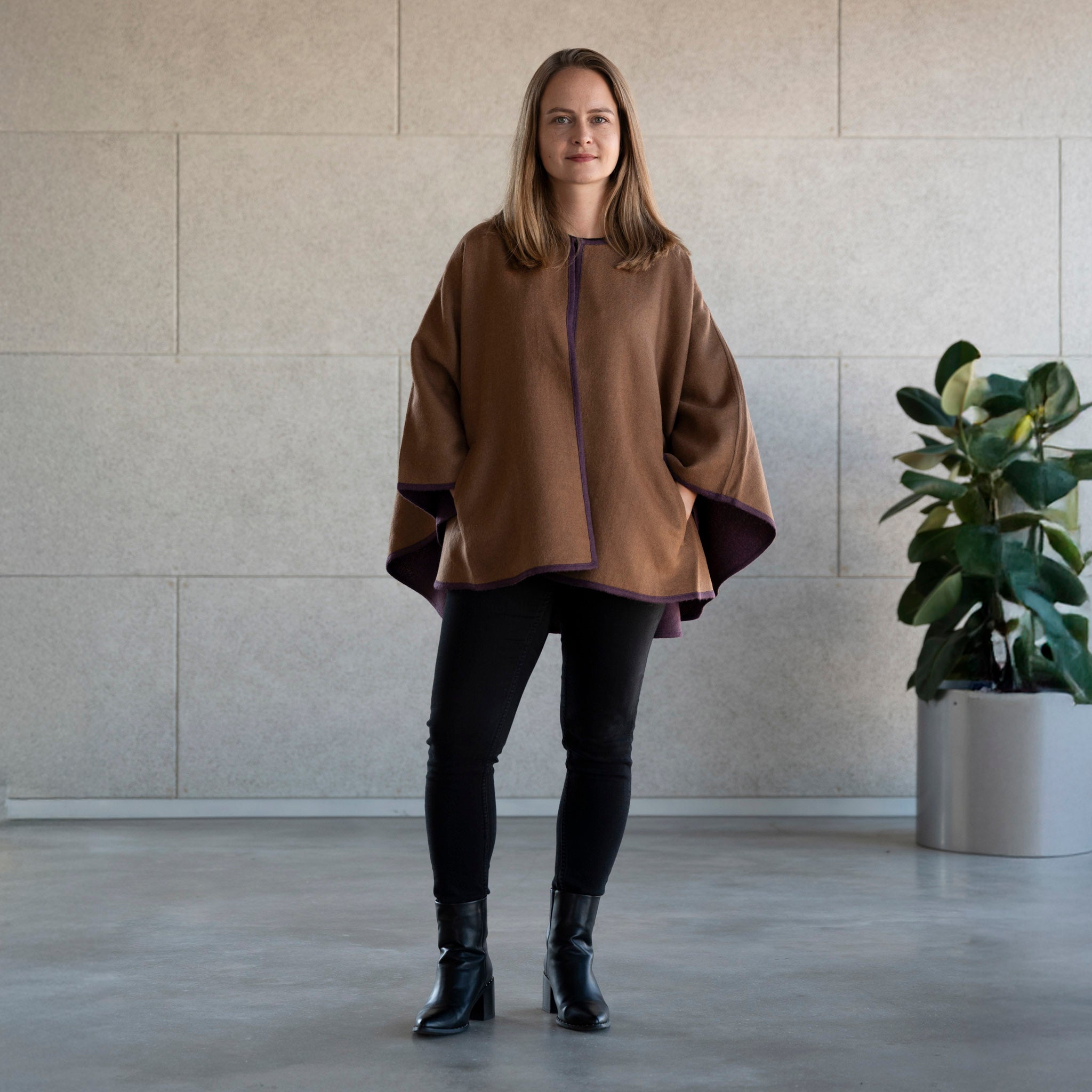 Model von vorne trägt den Oro Alpaka Poncho Mantel in gold und dunkellila von Alpakin