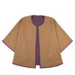Eleganter Alpaka Poncho Mantel Oro in gold und dunkellila von Alpakin - Frontalansicht mit Verschluss vorne