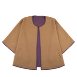 Eleganter Alpaka Poncho Mantel Oro in gold und dunkellila von Alpakin - Frontalansicht mit Verschluss vorne