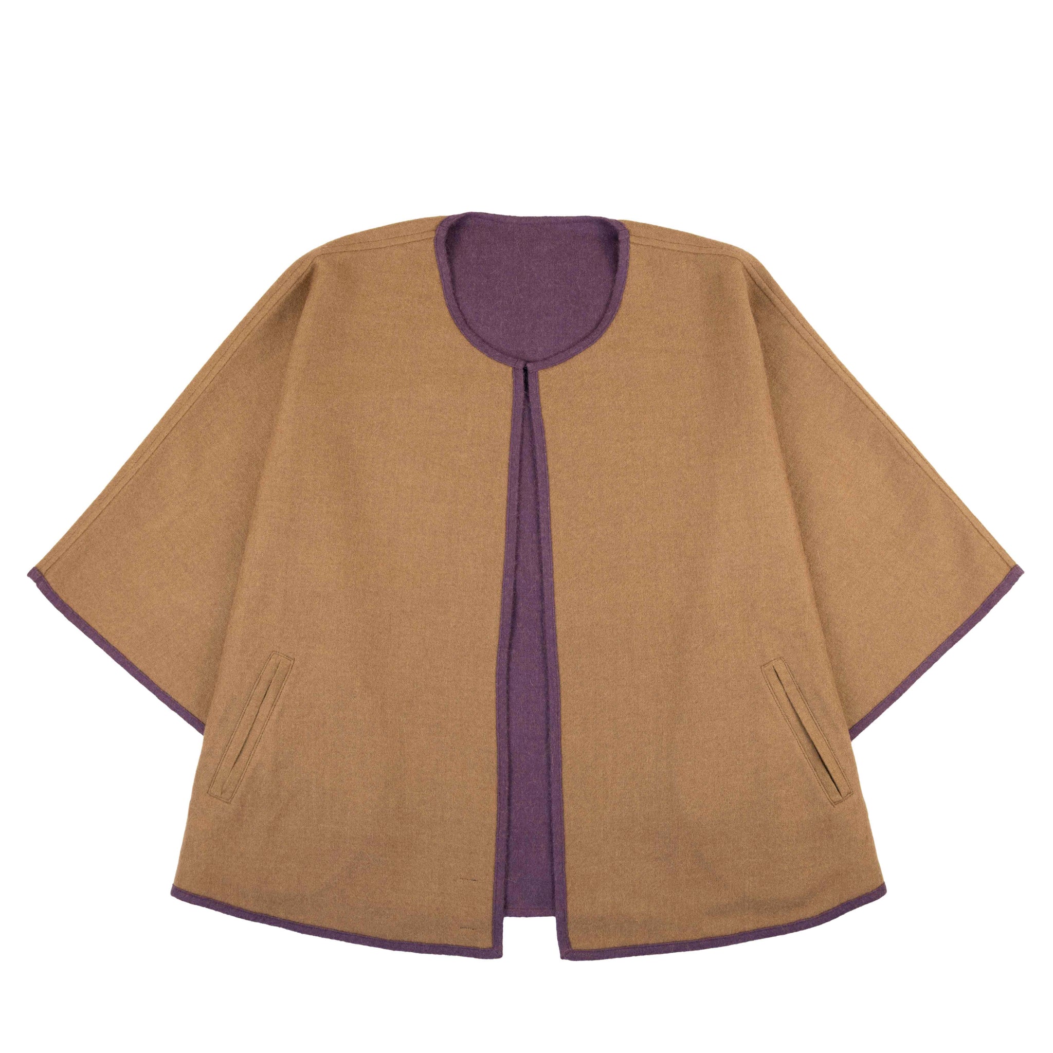 Eleganter Alpaka Poncho Mantel Oro in gold und dunkellila von Alpakin - Frontalansicht mit Verschluss vorne