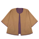 Eleganter Alpaka Poncho Mantel Oro in gold und dunkellila von Alpakin - Frontalansicht mit Verschluss vorne