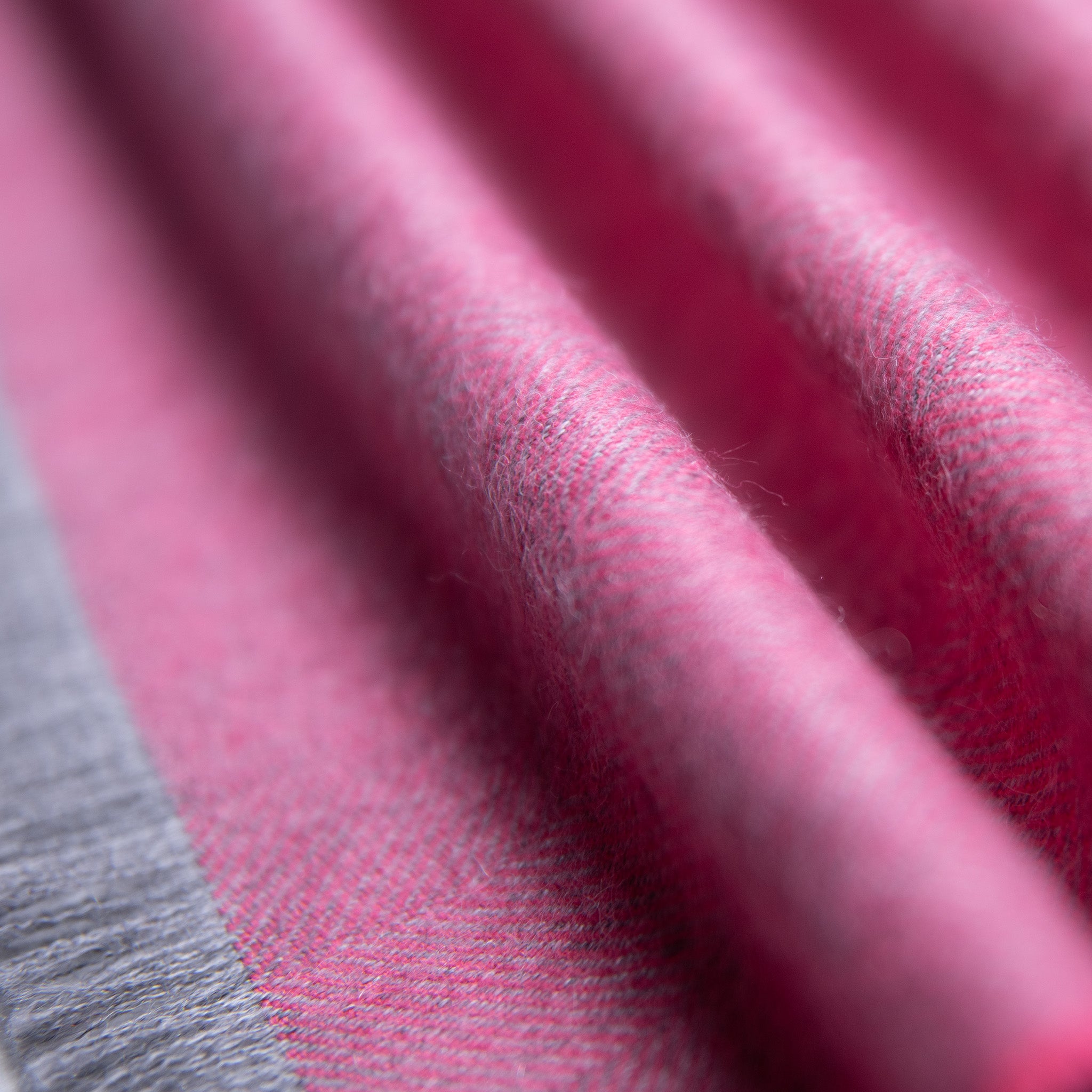 Dezenter Fransensaum des Fischgrätenmuster Schals aus Premium Babyalpaka in pink