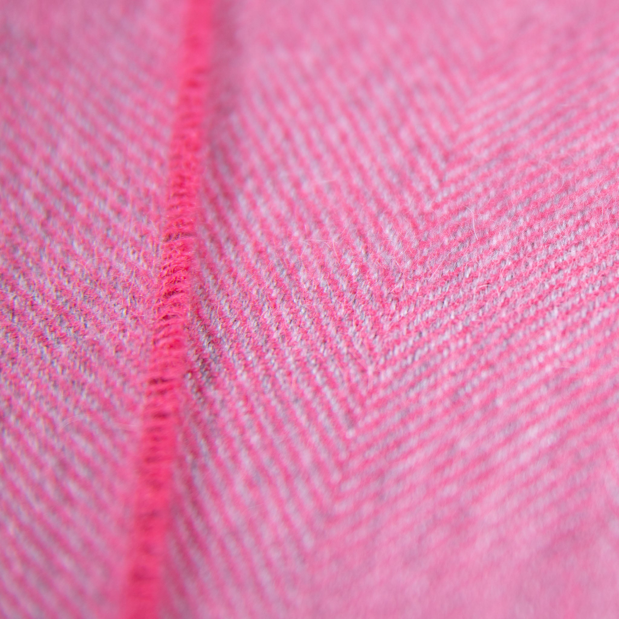Weiches Textil ohne Kratzen des Premium Babyalpaka Schals mit Fischgrätenmuster in pink