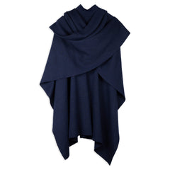 Frontalansicht Puma Alpaka Poncho für Herren in dunkelblau - in umgeschlagener Form besonders elegant