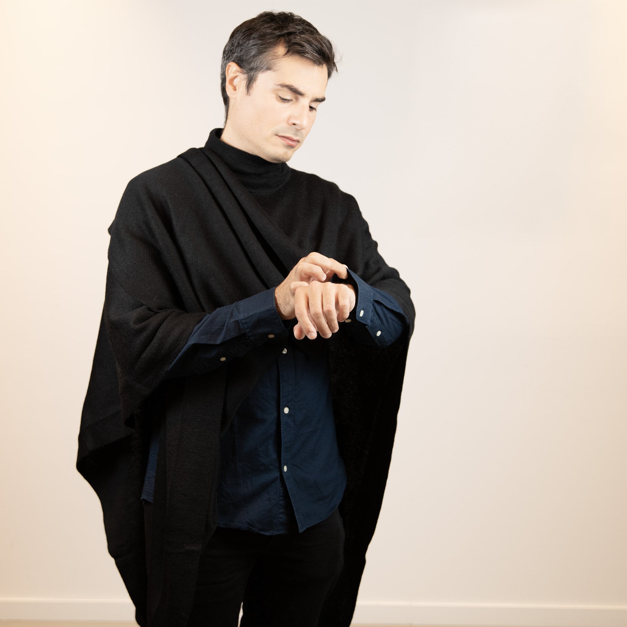 Alpaka Poncho Puma mit Kragen - getragen in umgeschlagener Form von 40-jährigem Mann