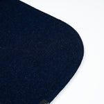 Abgerundeter Rand des Puma Alpaka Ponchos in dunkelblau