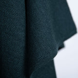 Sanftes Textil des Puma Alpaka Ponchos aus 100% Babyalpaka, der feinsten Alpakafaser