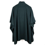 Dunkelgrüner Alpaka Poncho für Herren mit Kragen vor weißem Hintergrund