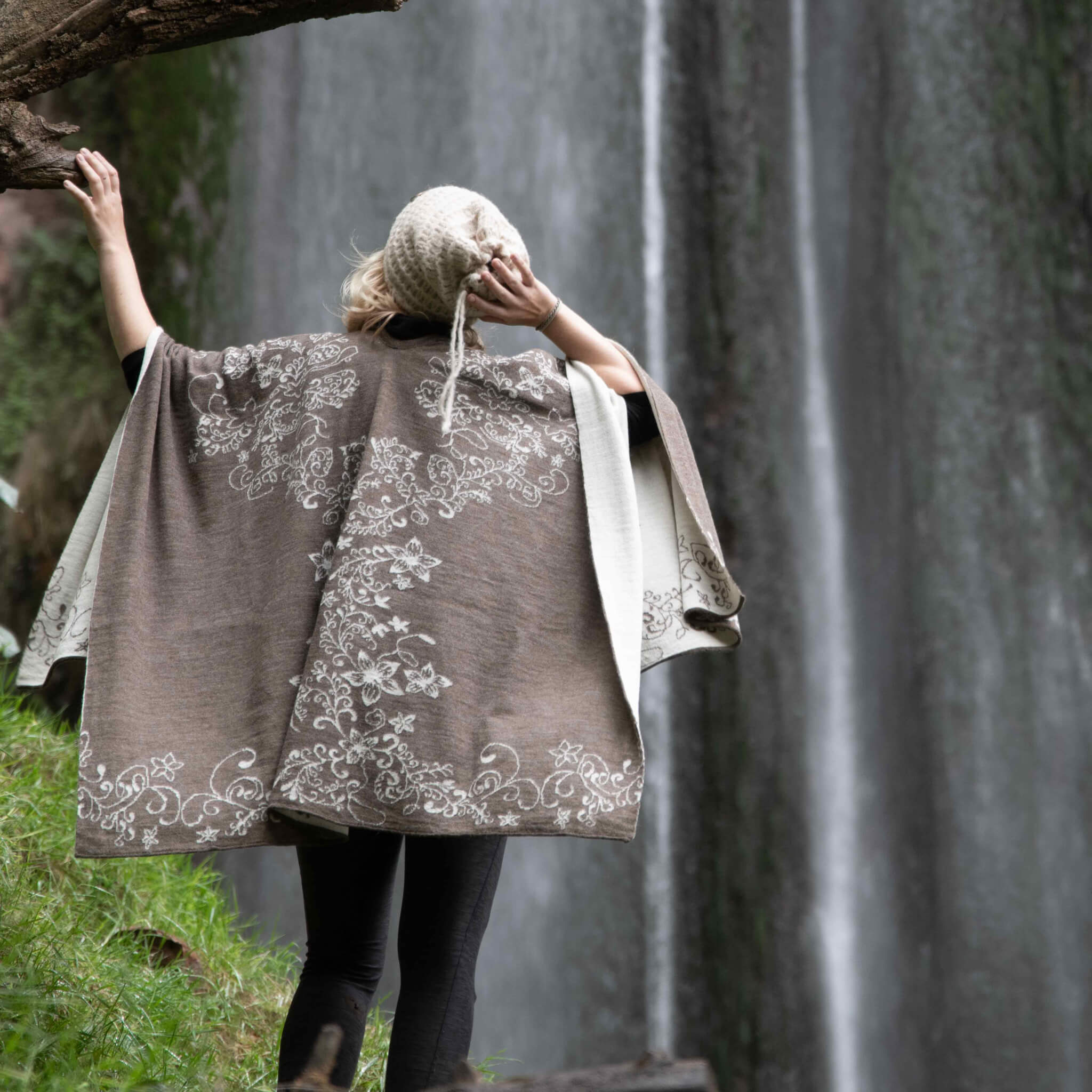 Model von hinten mit TAMAYA Alpaka Wendeponcho für Damen von Alpakin in Walnuss