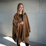 Frau trägt den Tupac Alpaka Poncho in Naturfarbe braun von Alpakin
