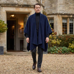 Mann trägt eleganten Premium Alpaka Poncho Mantel vorne offen im Freien