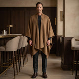 Frontalansicht eines Mannes, der den edlen Alpaka Poncho Mantel in gold trägt mit Design Kragen
