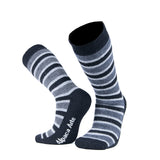 Warme Alpaka Wollsocken gestreift in schwarz von Alpakin vor weißem Hintergrund