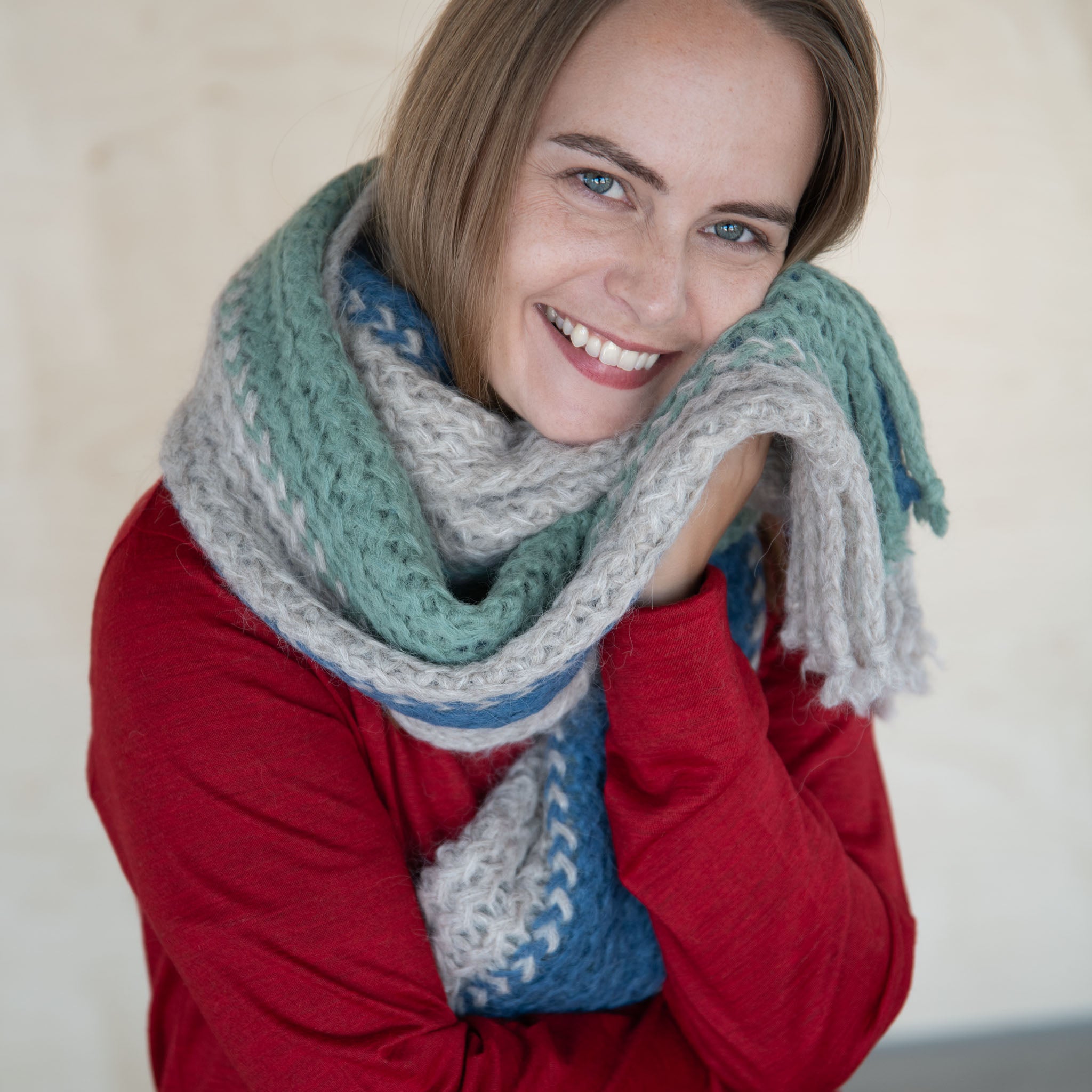 Frau kuschelt sich in ihren weichen Babyalpaka Schal