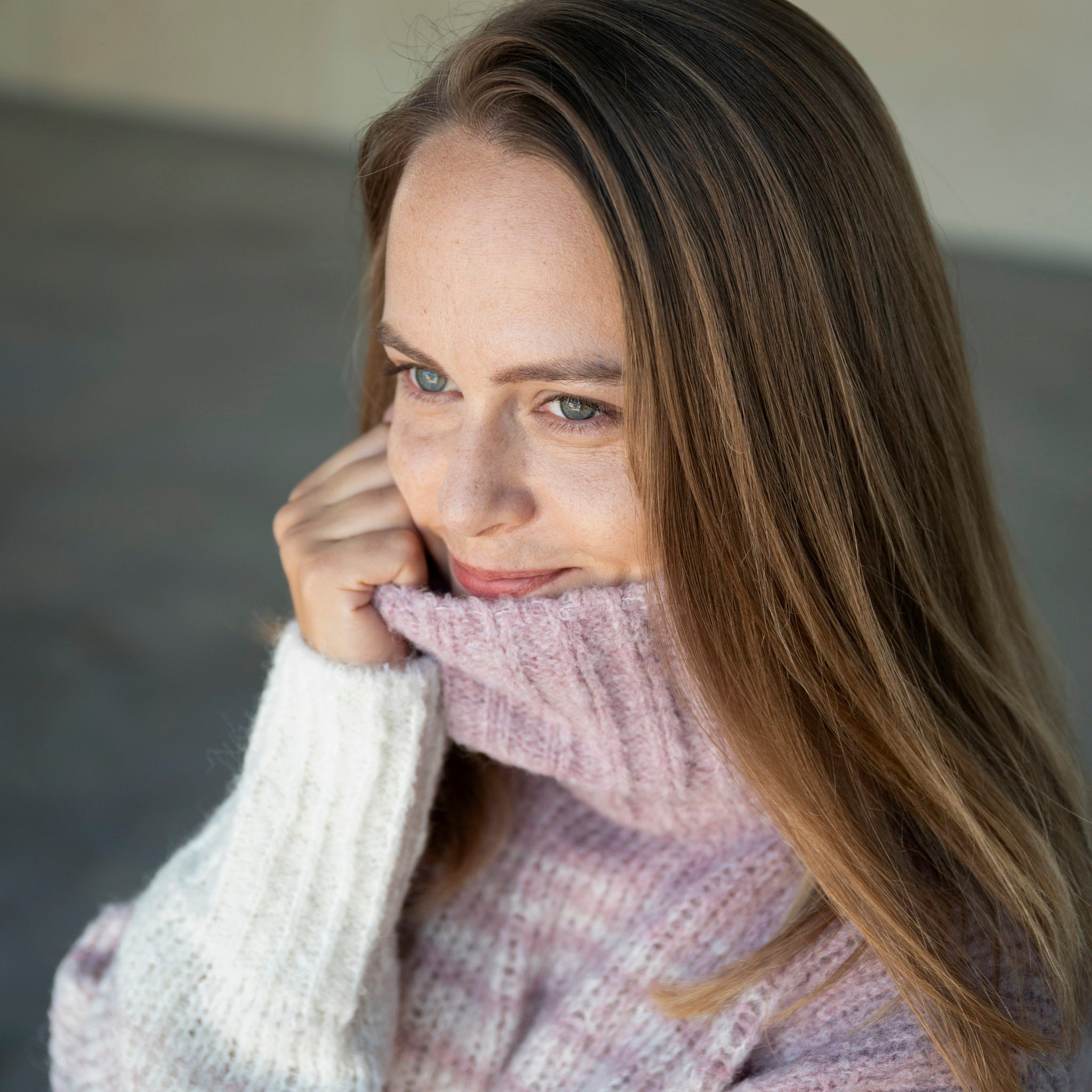 Warmer Kragen des Alpaka Rollkragenpullovers Yanta in rosa, getragen von blondem Model