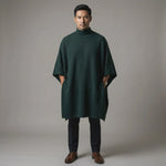 Mann bewegt sich elegant mit dem Puma Herren Poncho in dunkelgrün