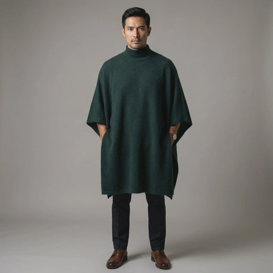 Mann bewegt sich elegant mit dem Puma Herren Poncho in dunkelgrün
